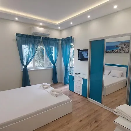 Pink & Blue - 2bdr With Balcony - Wi-fi *