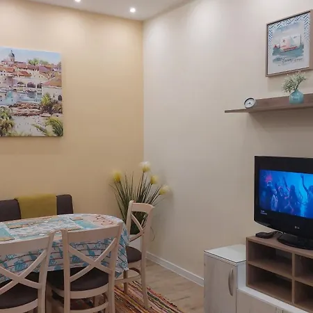 Διαμέρισμα 2br In Center Pedestrian Street Balcony Fast Wifi
