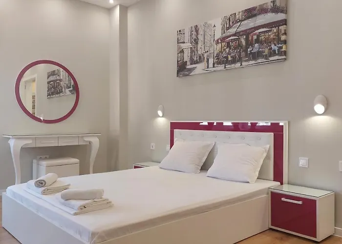 Pink & Blue - 2bdr With Balcony - Wi-fi *