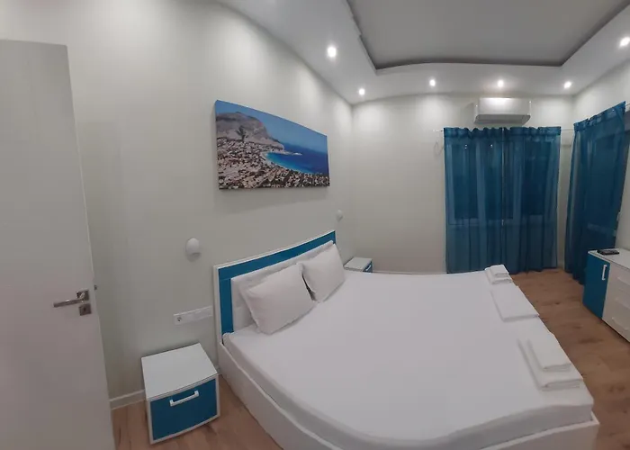 Pink & Blue - 2bdr With Balcony - Wi-fi