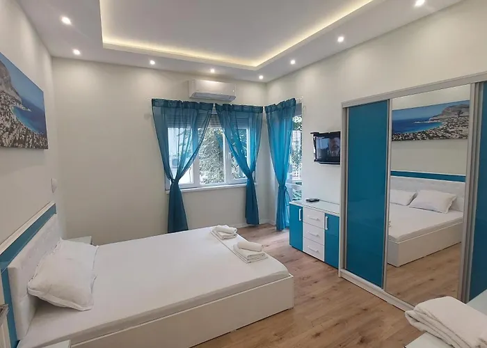 Pink & Blue - 2bdr With Balcony - Wi-fi Apartment *