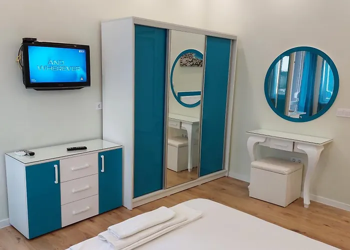 Pink & Blue - 2bdr With Balcony - Wi-fi Apartment