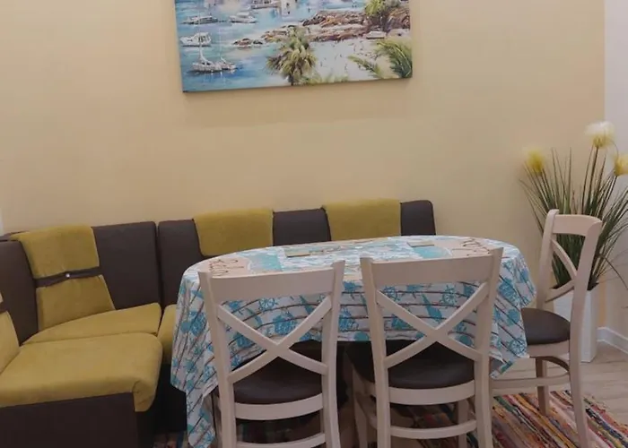 Pink & Blue - 2bdr With Balcony - Wi-fi Apartment *